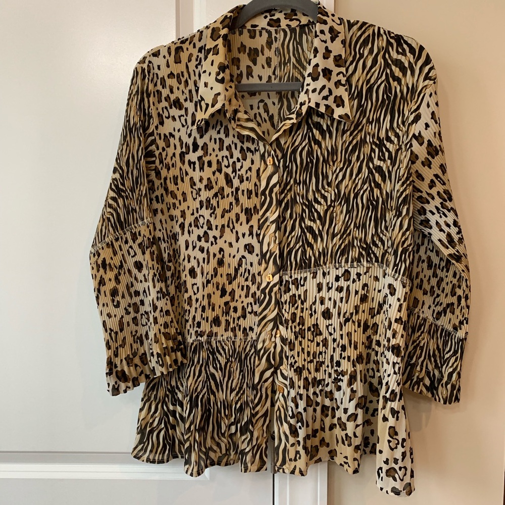 Animal print button blouse. Micro-pleats